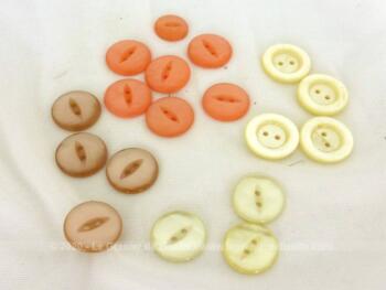 Voici un lot de 18 boutons de formes et de tailles différentes mais tous dans les tons de jaune et orange. Que des boutons à la forme très vintage, vive le relooking !