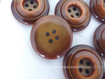 Voici un lot de 12 boutons identiques d'une couleur ambré lumineuse + 2 autres boutons offerts mais que des boutons à la forme très vintage, vive le relooking !