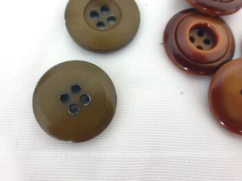 Voici un lot de 12 boutons identiques d'une couleur ambré lumineuse + 2 autres boutons offerts mais que des boutons à la forme très vintage, vive le relooking !