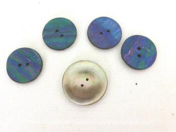 Voici un lot de 5 boutons vintages en nacre épaisse, dont 4 de couleur bleue de2.5 cm de diamètre et 1 de couleur gris argent de 3 cm de diamètre.