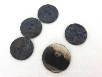 Voici un lot de 5 boutons vintages en nacre épaisse, dont 4 de couleur bleue de2.5 cm de diamètre et 1 de couleur gris argent de 3 cm de diamètre.