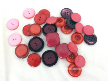 Lot de 29 boutons de formes et de tailles différentes mais tous dans les tons de rouge et bordeaux.