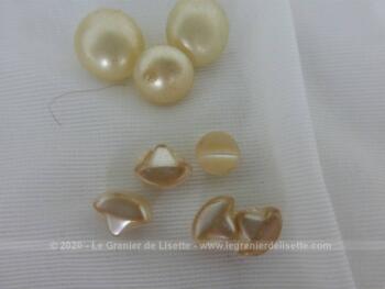 Lot de 8 petits boutons boules couleur nacre irisée, de différentes tailles et formes.