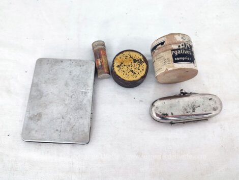 Voici un assortiment d'ancien matériel médical avec un boite d'aiguilles et une boite de seringue, une boite de Pilules Le Brun, une boite de poudre pour le Coryza et un tube de Nomexane.