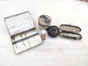 Voici un assortiment d'ancien matériel médical avec un boite d'aiguilles et une boite de seringue, une boite de Pilules Le Brun, une boite de poudre pour le Coryza et un tube de Nomexane.
