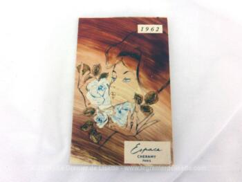 Voici un ancien almanach miniature pour l'année 1962 avec l'image du parfum Espace de Chéramy Paris, cadeau publicitaire de Judaïc-Coiffure à Bordeaux.
