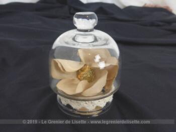 Une ancienne ventouse à téton habillée de dentelle, une fleur d'une ancienne couronne de mariée et voici un globe de mariée miniature et pièce unique.