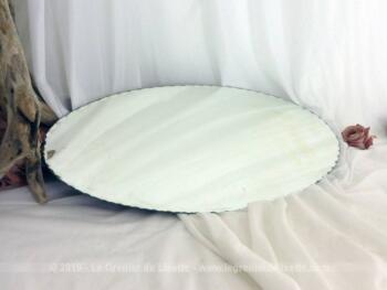 Sur 49.5 x 24.5 cm au plus large, voici un superbe et ancien miroir à l'ovale bien prononcé avec sa belle bordure biseauté en vagues.
