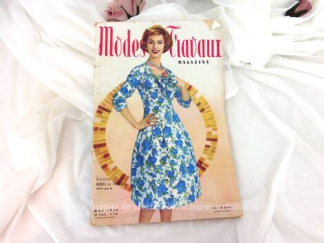 Voici la revue Modes et Travaux de mai 1958 sur 136 pages avec des dessins et photos de superbes robes et des explications avec mini patrons pour la réalisations de nombreux vêtements ... vintages !