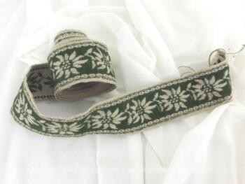 Du beau galon de passementerie de 4 cm de large et sur 197 cm de long sur fond vert et écru avec des dessin d'edelweiss. Motif recto ou verso.