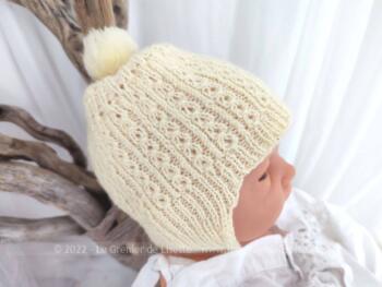 Ancien bonnet "petit béguin" avec pompon, réalisé à la main au tricot en laine jaune pastel pour enfant, poupée ou baigneur. Unique