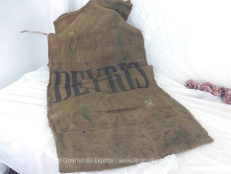 Ancien sac en toile de jute épaisse de 110 x 60 cm, portant l'inscription DEYRIS avec de nombreuses marques de reprises, couture et trous. Du pur authentique.