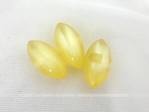 Lot de 3 petits boutons ovoïdes jaune paille irisé