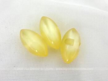 Voici un lot de 3 petits boutons ovoïdes de couleur jaune paille irisé avec deux trous discrets dans les cotés pour les coudre.