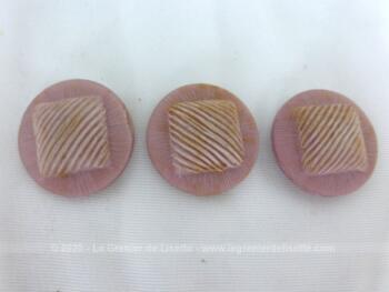 Voici un lot de 3 boutons ronds en plastique épais de couleur mauve pale ou vieux rose avec en relief et en hauteur un carré.