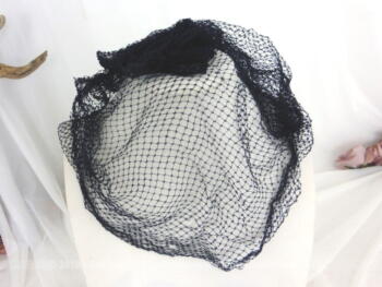 Ancienne résille ou voilette avec pour chapeau de 120 x 30cm réalisée avec un quadrillage en fines mailles avec une marque plus forte aux intersections. Superbe et vintage !