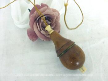 Voici une ancienne poire en bois et laiton servant de commutateur pour allumer et éteindre comme autrefois avec un bouton poussoir en bakélite.