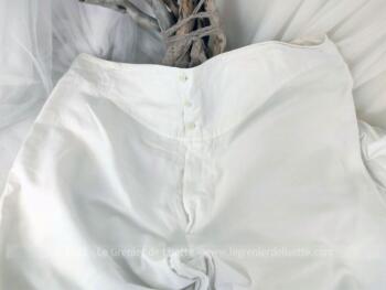 Ancien pantalon travail coton blanc avec boutons devant et languettes au dos pour ajuster. Mixte car peut etre porté avec large ceinture pour les femmes.