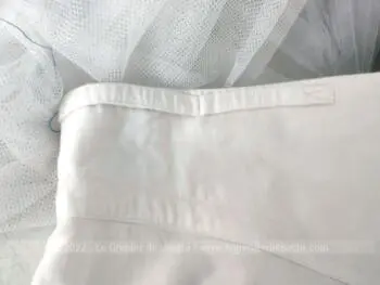 Ancien pantalon travail coton blanc avec boutons devant et languettes au dos pour ajuster. Mixte car peut etre porté avec large ceinture pour les femmes.
