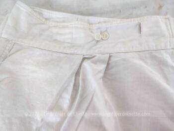 Ancien pantalon travail coton blanc avec boutons devant et languettes au dos pour ajuster. Mixte car peut etre porté avec large ceinture pour les femmes.