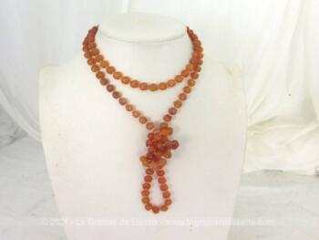 Voici un long sautoir de 120 cm en perles plastique couleur ambre à porter de différentes façons. Allure vintage et rétro garantie.