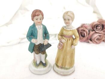 Voici un duo de statuettes en porcelaine biscuit représentant un couple du XIX° aux traits très fins avec estampille sous le socle.