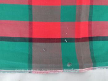 Sur 85 x 320 cm, voici un beau coupon de tissus léger en coton mélangé, ameublement ou d'habillement dans le style campagne avec ses carreaux verts et rouges.