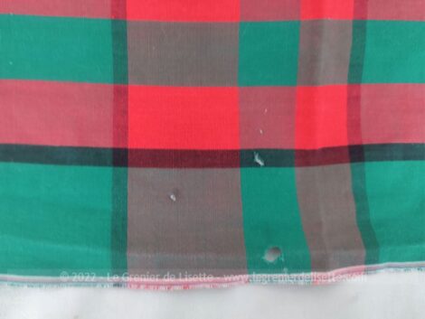 Sur 85 x 320 cm, voici un beau coupon de tissus léger en coton mélangé, ameublement ou d'habillement dans le style campagne avec ses carreaux verts et rouges.