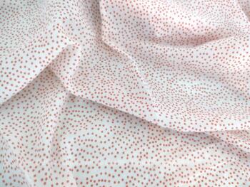 Sur 68 x 200 cm, voici un adorable coupon de tissus très léger, aérien, en coton mélangé avec des pois rouges sur fond blanc cassé.