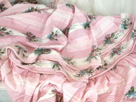 Fait main, voici un couvre-lit réalisé dans un superbe tissus d'ameublement rose shabby de longueur 180 +40 cm pour le traversin x 135 cm large. Plus 12 cm pour habiller le matelas et 30 cm de volants sur trois cotés. Suffisamment de métrages pour vos belles créations!