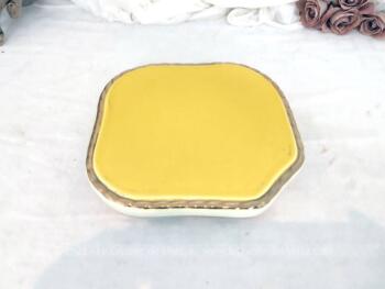 Sur 23 x 23 cm, voici un ancien dessous de plat jaune mimosas réalisé en Faïence de Salins avec une bordure en relief surligné de dorure.