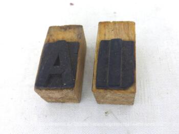 Voici un lot de 2 anciens petits tampons des lettres A et I Pour une décoration originale, shabby et à la fois "tendance industrielle".