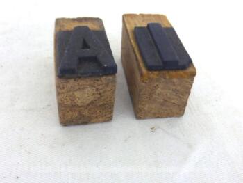 Voici un lot de 2 anciens petits tampons des lettres A et I Pour une décoration originale, shabby et à la fois "tendance industrielle".