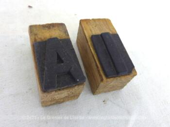 Voici un lot de 2 anciens petits tampons des lettres A et I Pour une décoration originale, shabby et à la fois "tendance industrielle".