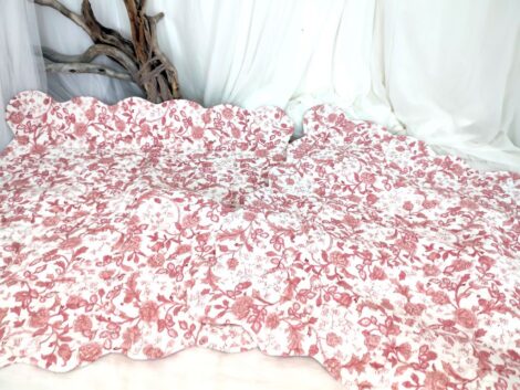 Voici un duo de housses d'oreiller en tissus en coton matelassé tendance shabby de 68 x 70 cm, fermeture par nouettes.