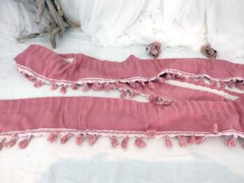 Sur 305 x 13 cm et réalisée à la main, voici une ancienne et belle cantonnière shabby en reps couleur vieux rose avec ses pompons et son ruban fronceur. Pièce unique.