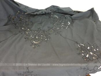 Belle nappe ronde de 150 cm de diamètre, brodée de fleurs ajourées, teintée en gris anthracite. Pièce superbe et unique.