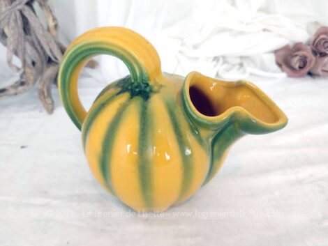 Voici un ancien et superbe pichet en décor de melon avec sa anse et aux couleurs superbes de jaune et vert. Original .