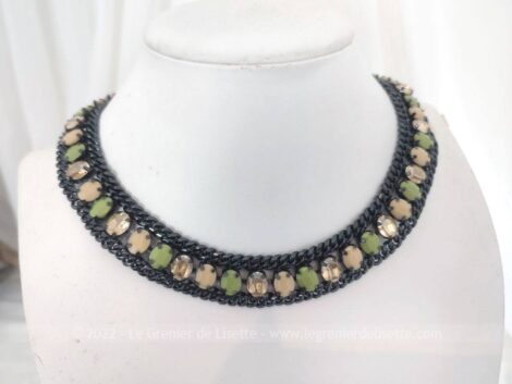 Voici beau collier ras de cou réalisé par des perles en verres serties sur une chaine en mailles métal. De la marque "Pippa & Jean".
