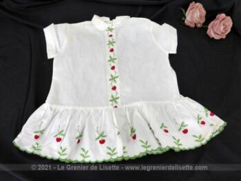 Voici une petite robe typique des années 70/80 fait main avec ses broderies de cerises.