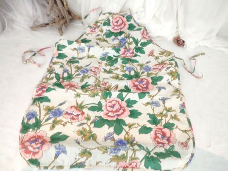 Original tablier de cuisine réalisé dans un beau tissus de coton tendance shabby aux fleurs roses.