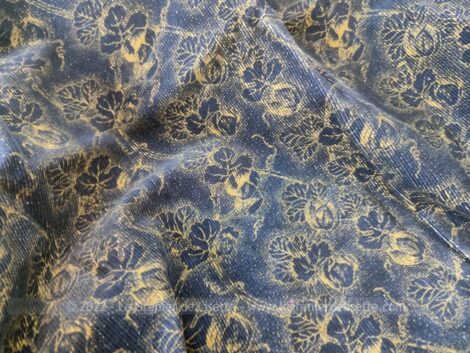 Sur 150 x 190 cm, voici un beau coupon de tissus en velours bleu marine foncé décoré par des contours de fleurs couleur moutarde. Ameublement ou habillement.