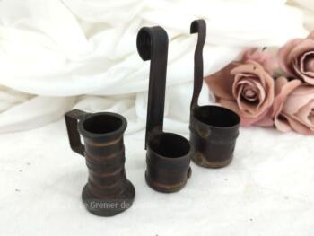 Voici 3 anciens petits pots doseurs en laiton et cuivre pour mesure de centilitre, dont 2 pour 1 centilitre et 1 pour un double centilitre.