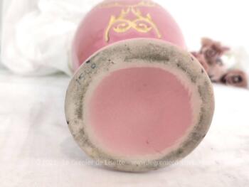 Voici un superbe vase rose shabby en forme amphore et décoré d'arabesques dorés sur les deux cotés. Original.