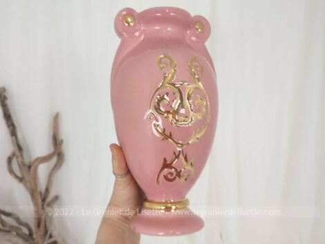 Voici un superbe vase rose shabby en forme amphore et décoré d'arabesques dorés sur les deux cotés. Original.
