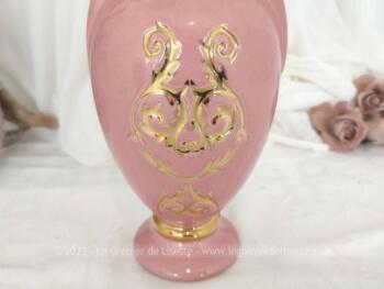 Voici un superbe vase rose shabby en forme amphore et décoré d'arabesques dorés sur les deux cotés. Original.