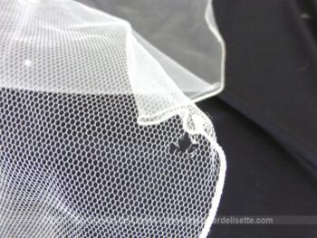 Grand voile de mariée des années 80 en tulle couleur blanc cassé décoré de petites perles plus un plus court pour mettre sur le visage puis en arrière.