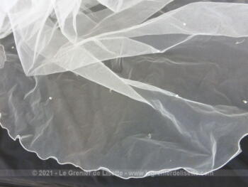Grand voile de mariée des années 80 en tulle couleur blanc cassé décoré de petites perles plus un plus court pour mettre sur le visage puis en arrière.