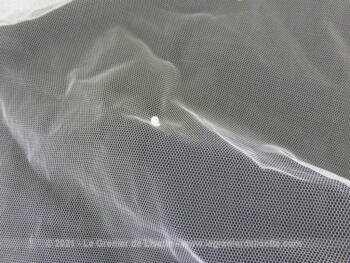 Grand voile de mariée des années 80 en tulle couleur blanc cassé décoré de petites perles plus un plus court pour mettre sur le visage puis en arrière.