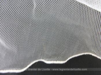 Grand voile de mariée des années 80 en tulle couleur blanc cassé décoré de petites perles plus un plus court pour mettre sur le visage puis en arrière.